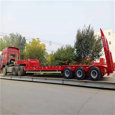 Тяжелый грузовик с 3 осями с низкой кроватью Lowboy Flatbed Semi Trailer Truck с гидравлическим подъемником и гусиной шеей